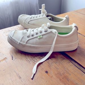 Size 5 1/5 Cariuma sneakers